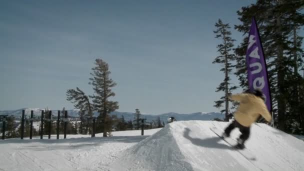 Snowboarder prallt gegen Schneehütte und bekommt Luft. — Stockvideo