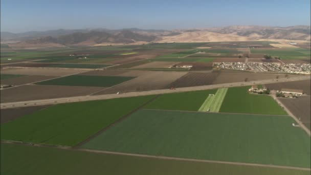 Landbouwgrond in de vallei van Salinas — Stockvideo