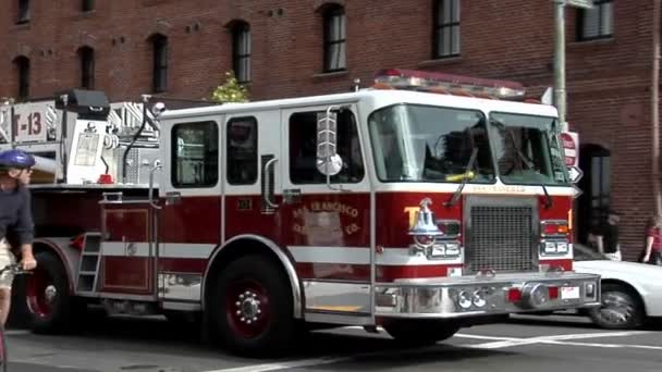 Σκάλα πυροσβεστικό όχημα γυρίζει μια γωνία — Αρχείο Βίντεο