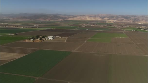 Vista sobre las verdes colinas — Vídeos de Stock