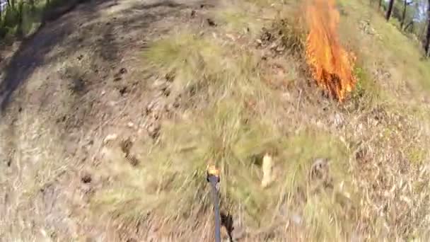 Um membro da tripulação de incêndio acendendo fogo — Vídeo de Stock