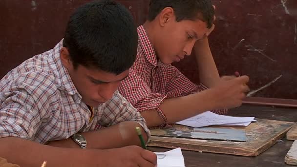 男孩在喀布尔一所学校学习 — 图库视频影像