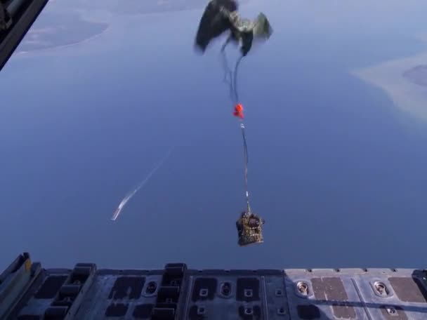 Les soldats sautent dans les airs — Video