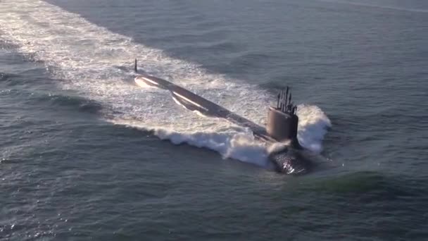 Uitstekende antenne over een onderzeeër — Stockvideo