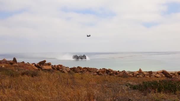 Mariniers gebruiken amfibische aanval ambachtelijke — Stockvideo