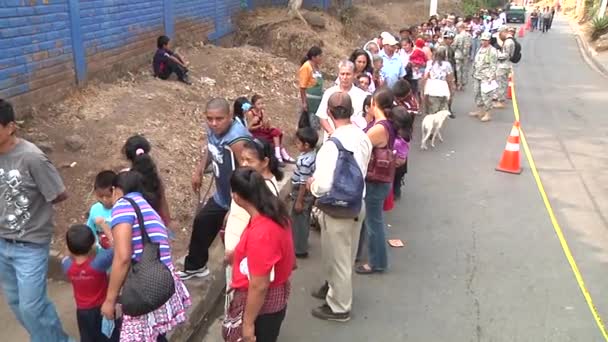 Los médicos dan atención médica gratuita — Vídeos de Stock