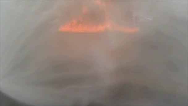 Bomberos luchan contra un fuego químico furioso — Vídeos de Stock