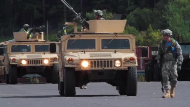 Армейские грузовики едут в Багдад — стоковое видео