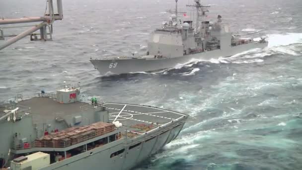 Un barco de suministros militares — Vídeo de stock
