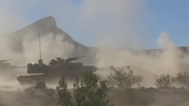 Amerikaanse leger tanks brand — Stockvideo