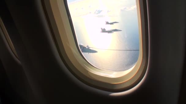 Окно самолета с реактивными истребителями — стоковое видео
