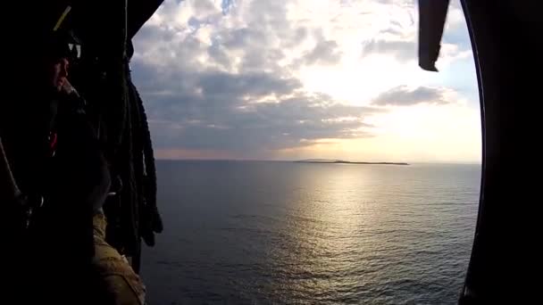 Marines volando en helicóptero — Vídeos de Stock