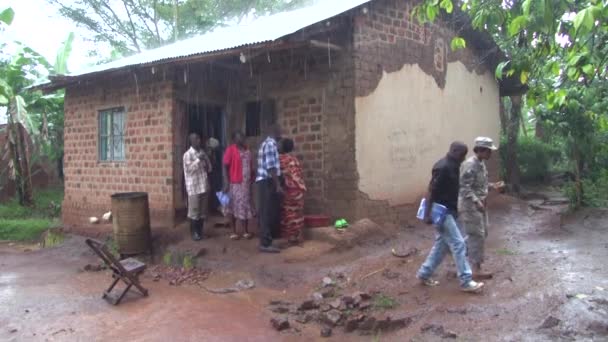 Afrikanen in een dorp in Oeganda — Stockvideo