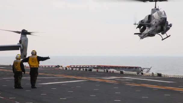 Helicóptero aterriza y despega de la cubierta — Vídeo de stock