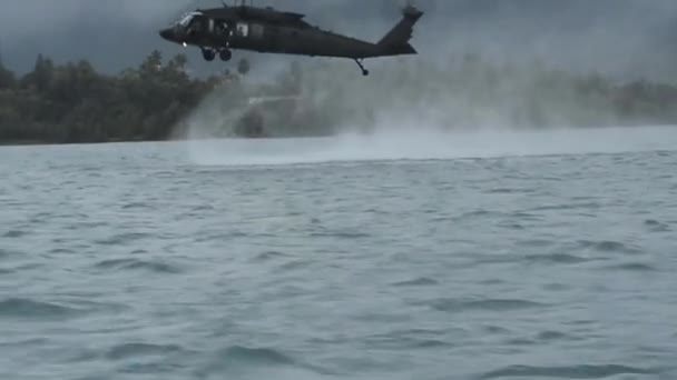 Parašutisté skok z vrtulníku — Stock video