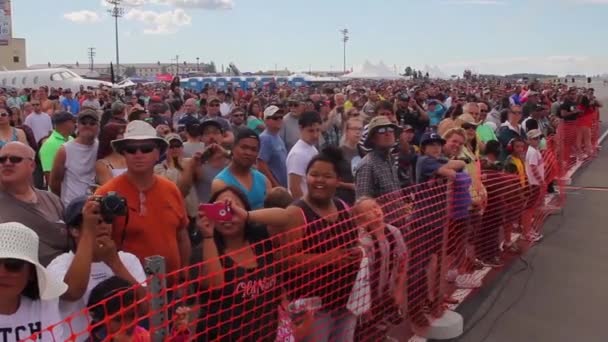 Las multitudes asisten a un espectáculo aéreo — Vídeos de Stock
