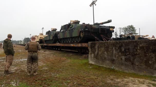 Los engranajes militares se cargan en los vagones — Vídeos de Stock