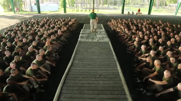 Askerler içinde mücadele el el eğitilmiştir — Stok video