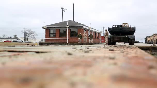 Roda militer dimuat ke gerbong kereta — Stok Video