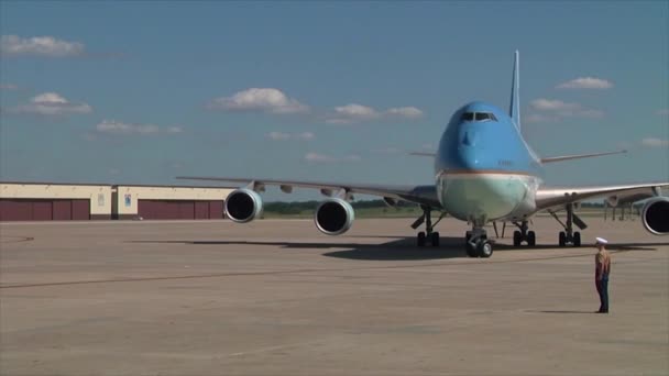 Air Force One taxis — Stok Video