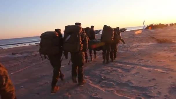 Des troupes embarquent dans un véhicule amphibie — Video