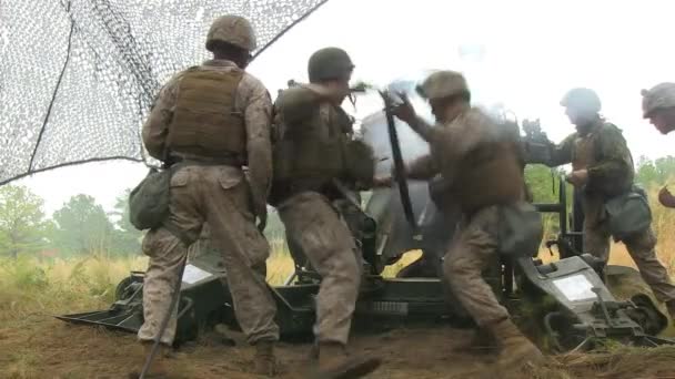 Морських піхотинців США вогонь артилерії — стокове відео