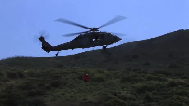 Сбрасывающий воду вертолет — стоковое видео