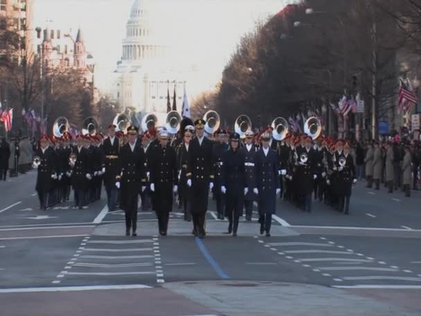 Veteranos e militares caminham em um desfile — Vídeo de Stock