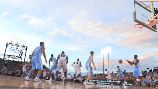 Barack Obama guarda una partita di basket — Video Stock