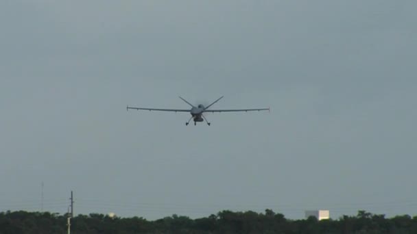 El avión de vigilancia de drones aterrizando — Vídeos de Stock