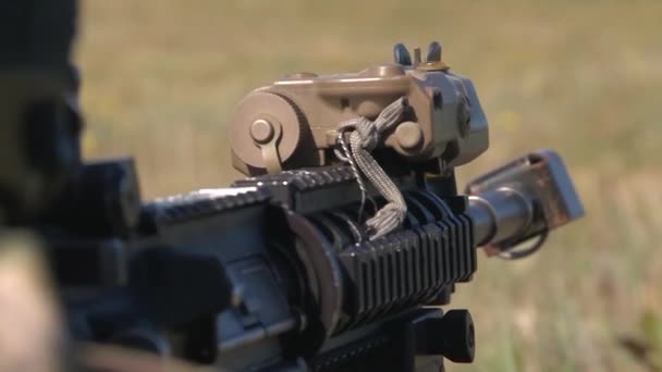 Soldier practice firing weapon — Stock Video