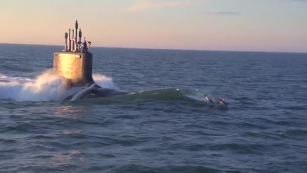 Excelente aérea sobre un submarino — Vídeo de stock