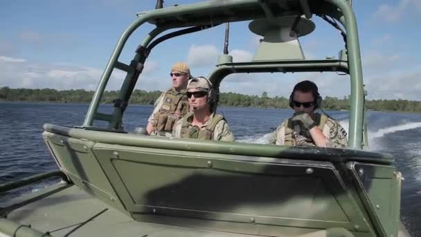 Askerler ile komut tekneler — Stok video