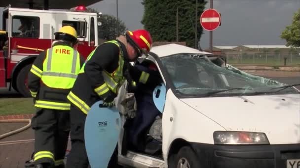 Los bomberos practican responder a un accidente de coche — Vídeos de Stock