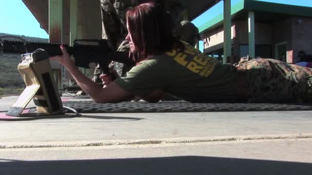 Soldater øver på å skyte. – stockvideo
