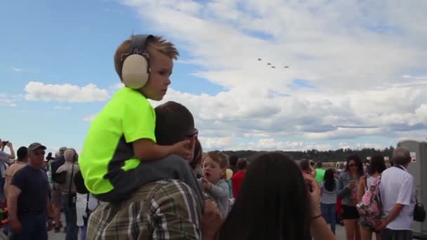 Menschenmassen besuchen eine Flugshow — Stockvideo