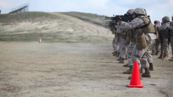 Soldados praticam disparar suas armas — Vídeo de Stock