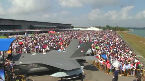 Las multitudes asisten a un espectáculo aéreo — Vídeo de stock