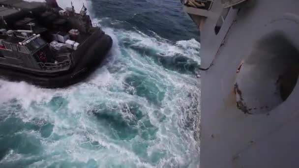 Véhicule d'assaut amphibie — Video