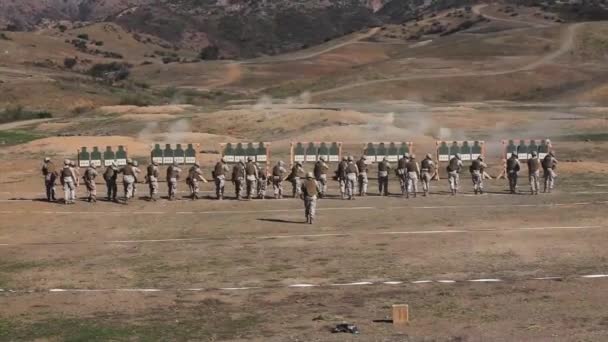 Soldaten üben das Abfeuern ihrer Waffen — Stockvideo