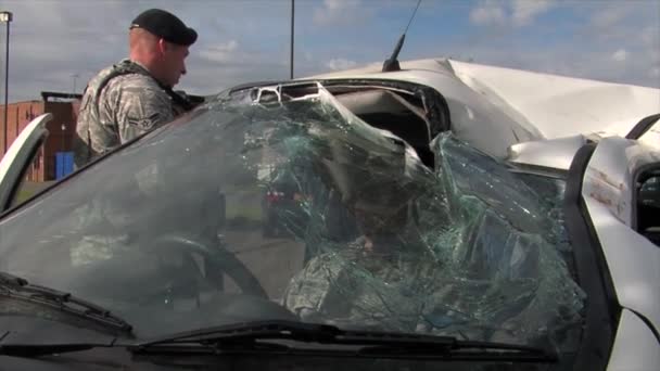 Brandweerlieden praktijk reageren op een auto wrak — Stockvideo