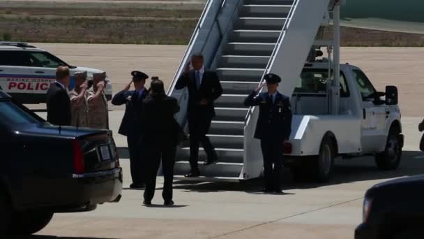 Presidente Obama sale del avión — Vídeos de Stock