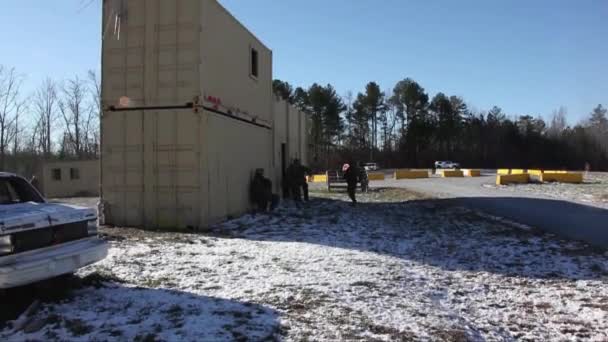 Comandos de marines estadounidenses se mueven en la nieve — Vídeo de stock