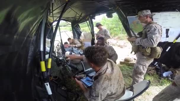 Het commandocentrum in stedelijke aanval oefeningen — Stockvideo