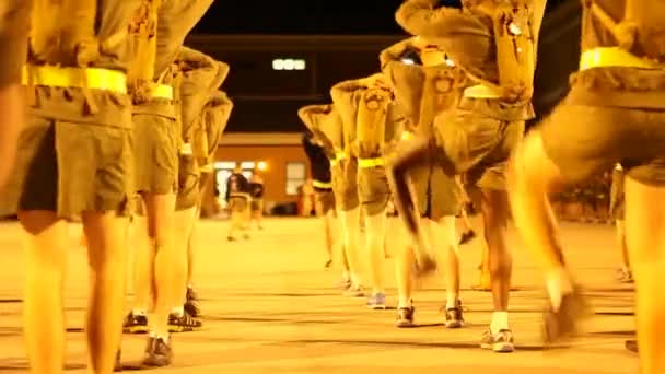 L'armée met les soldats au camp d'entraînement — Video