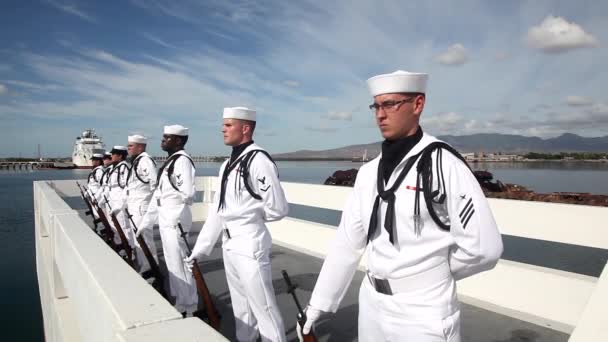 Granatowy straży wykonuje w Pearl Harbor — Wideo stockowe