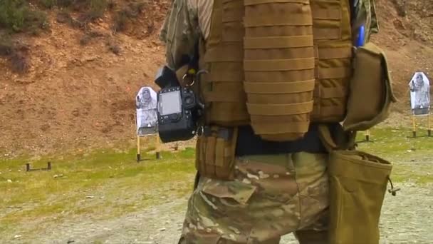 Los soldados practican disparar sus armas. — Vídeo de stock