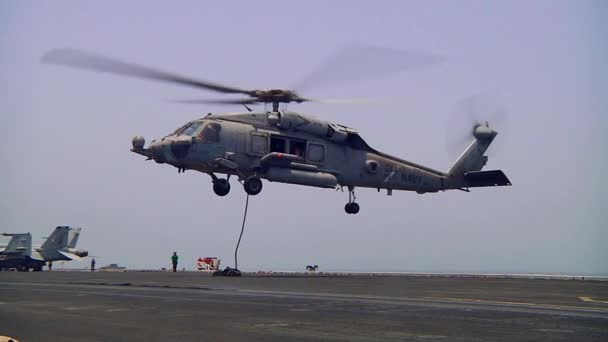 Helicópteros caen tropas — Vídeo de stock