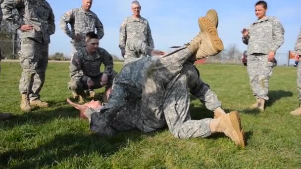 Los marines aprenden técnicas de combate cuerpo a cuerpo — Vídeo de stock