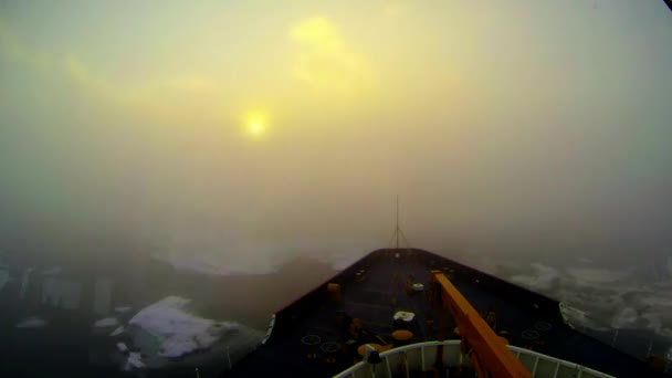 Icebreaker vaartuig via het Noordpoolgebied — Stockvideo